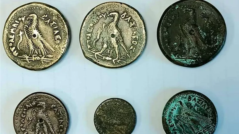 الوحدة الأثرية بمطار القاهرة تضبط 9 عملات معدنية ترجع إلى عصور تاريخية