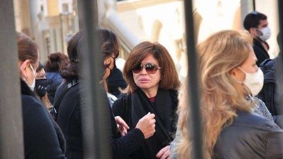 إلهام شاهين تصلي بدون حجاب في جنازة الفنانة مها أبو عوف (فيديو)