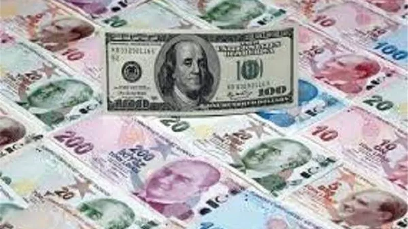 انخفاض الليرة التركية وسط تكهنات بخلاف جديد مع واشنطن