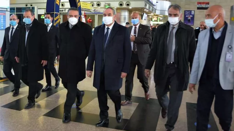 وزير الطيران يتفقد مطار برج العرب الدولي