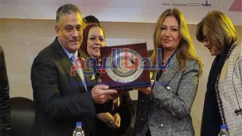 بالصور.. جامعة عين شمس تكرم ليلى علوي عن مشوارها الفني