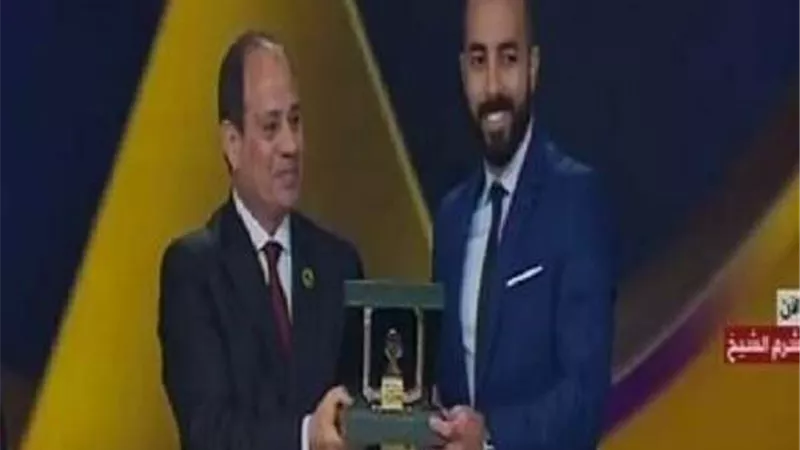 السيسي يكرم النماذج المتميزة في منتدى شباب العالم