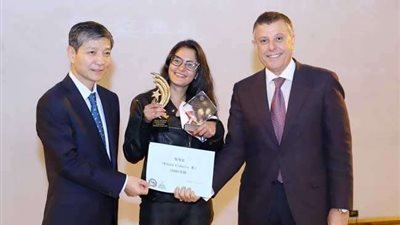رئيس جامعة عين شمس يسلم الطالبة ياسمين طارق جائزة المسابقة الدولية للترجمة