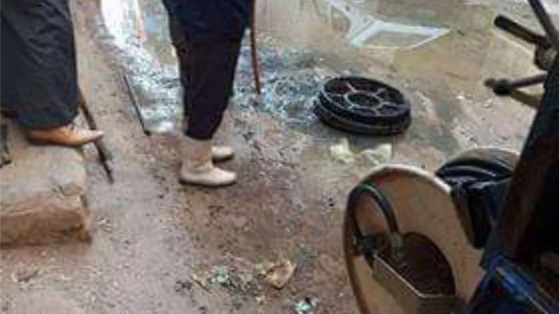 عقب انسداد خط الصرف.. الدفع بسيارات كسح لشفط المياه بأحد شوارع مركز بني مزار بالمنيا
