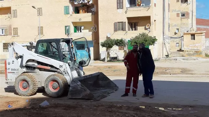 فريق عمل لإزالة مياه الصرف بحي الشروق بعد زيارة محافظ مطروح