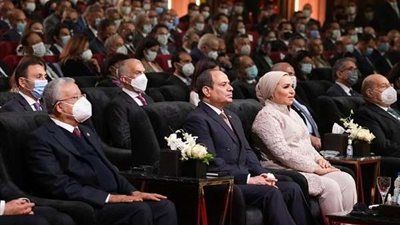 الرئيس السيسي يشاهد فيلماً تسجيلياً عن التغيرات المناخية