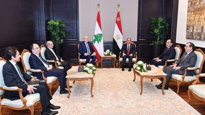 الرئيس السيسي يستقبل رئيس الحكومة اللبناني على هامش منتدى شباب العالم