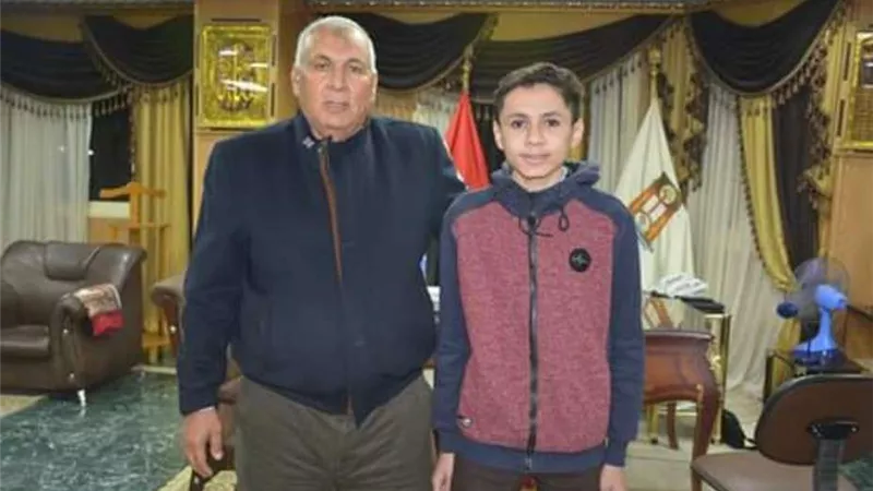 محافظ الوادي الجديد يكرم طالباََ أنتج فيلماََ تسجيلياََ عن المحافظة
