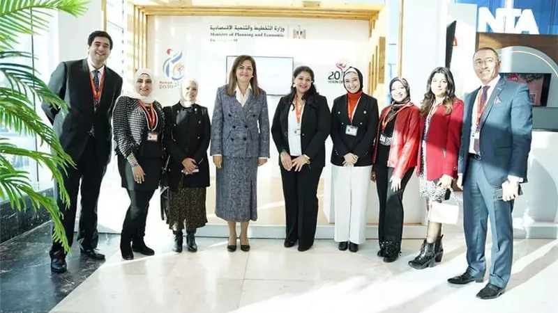 وزيرة التخطيط والتنمية الاقتصادية تزور جناح رواد ٢٠٣٠ بمنتدى شباب العالم