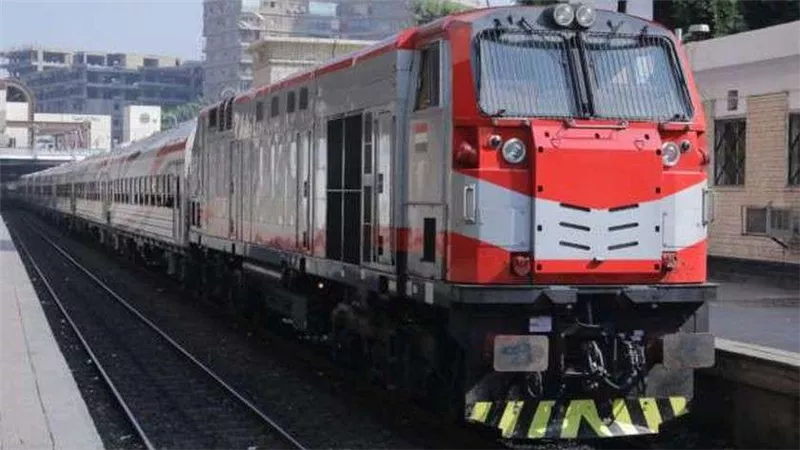 شاهد..  حصان متهور ينجو بأعجوبة بين قطارين