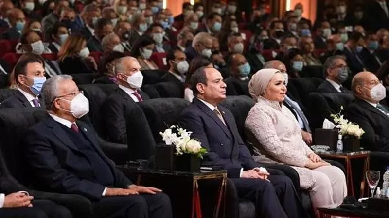 الرئيس السيسي يشاهد فيلماً تسجيلياً عن التغيرات المناخية