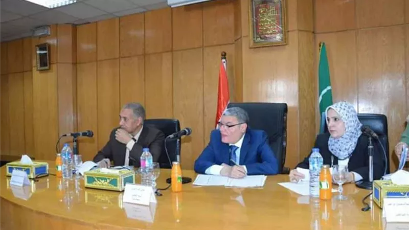 استجابة لشكاوي الاهالي  تغيير خط المياه الرئيسي لمواجهة ضعف المياه بقرى شرق النيل بالمنيا