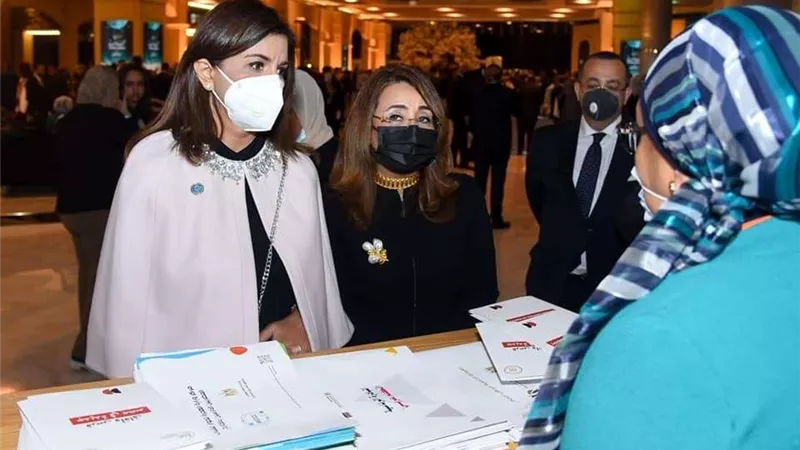 نبيلة مكرم وغادة والى تتفقدان جناح وزارة الهجرة بمنتدى شباب العالم