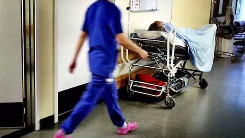 وفاة ممرضة أثناء عملها بأسيوط بعدما رفضت طبيبة فحصها