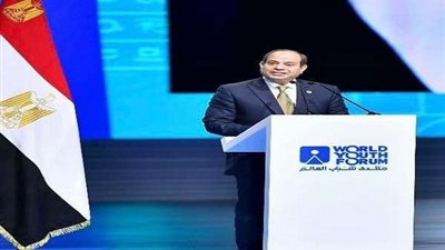 الرئيس السيسي يمازح مقدم جلسة «تجارب تنموية»