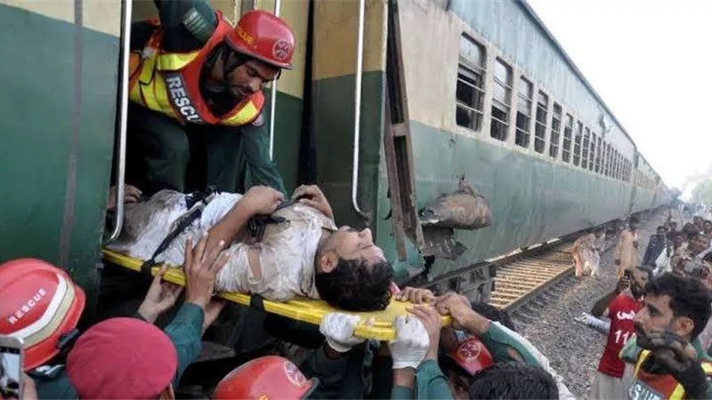 مصرع 3 وإصابة 25 مواطنًا في حادث قطار بشع بالهند