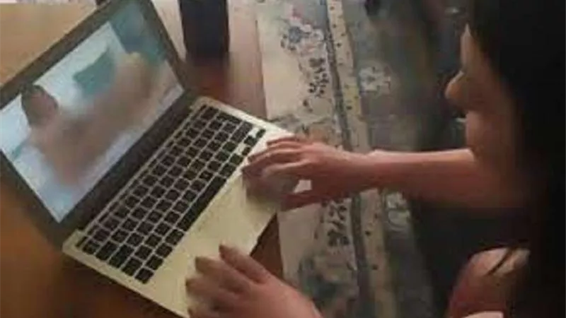 هل يجوز للمتزوجة مشاهدة الأفلام الخارجة بسبب امتناع زوجها عنها.. الإفتاء ترد