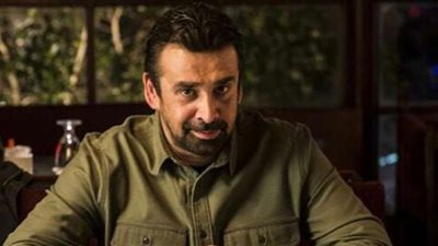 شاهد.. كريم عبد العزيم يهنئ أحمد السقا بعد فوزه بجائزة 