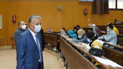 رئيس جامعة جنوب الوادي  يجرى جولة تفقدية لامتحانات الكليات