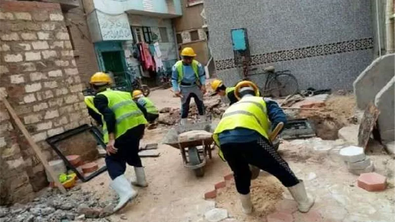 إستكمال تركيب الأنترلوك في حارتي الطرح والمغربي بأسيوط