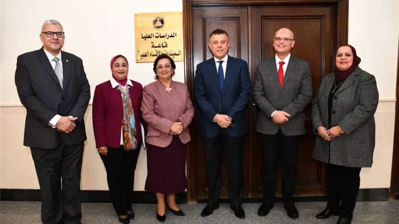 بالصور.. رئيس جامعة عين شمس يتفقد عمليات التطوير بكلية التجارة