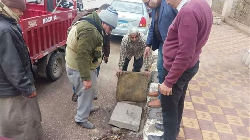 حملات للنظافة ورفع المخلفات بشوارع مركز بني مزار بالمنيا