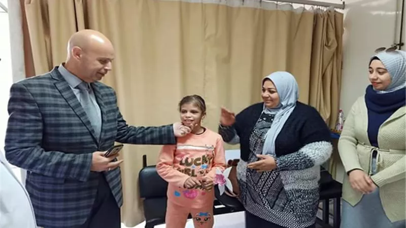 وكيل صحة الشرقية يتابع تسليم الطفلة هبه ضحية التعذيب للتضامن