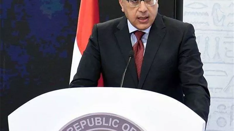 رئيس الوزراء يلتقي فريق الشباب المكلف بتنفيذ المشروعات التنموية والخدمية