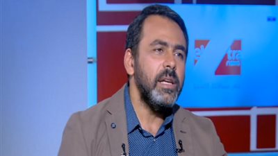 مذيع مصري يعترف بحضوره إلى الاستديو رغم إصابته بـ