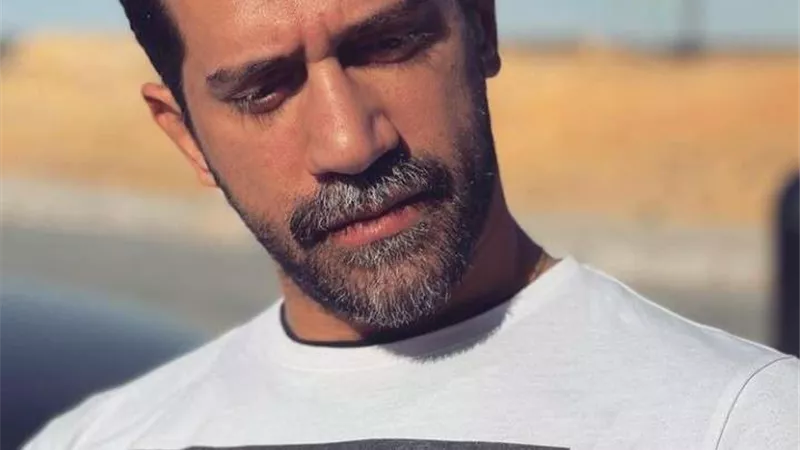 بعد سنوات من التمثيل.. أحمد مجدي يتجه للعزف على الجيتار