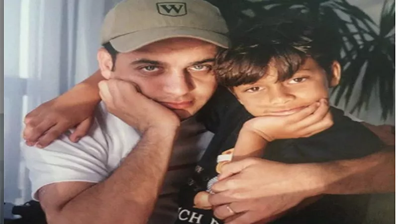 شاهد.. مصطفى قمر يشعل السوشيال ميديا بصورة مع ابنه