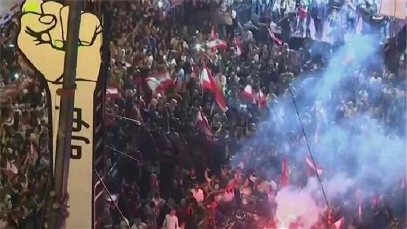 شاهد.. اندلاع الاشتباكات بين المحتجين وسط العاصمة اللبنانية