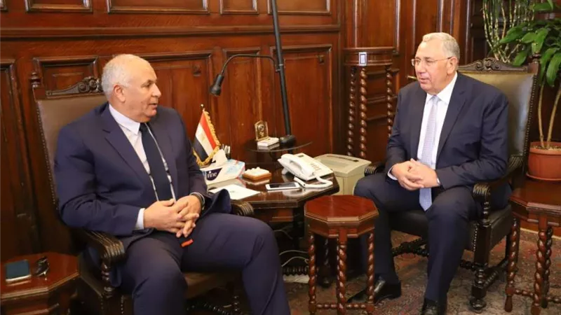 وزير الزراعة يبحث مع محافظ الوادي الجديد حل مشاكل التقنين بالمحافظة