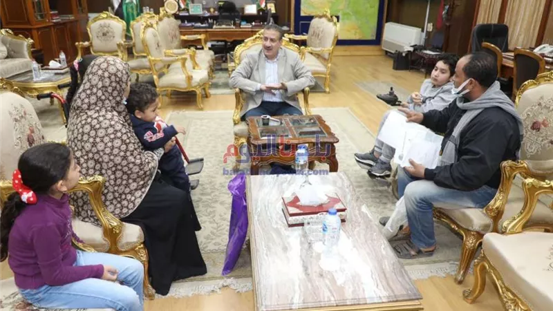 محافظ المنوفية يلتقي الشاب محمد فريد 