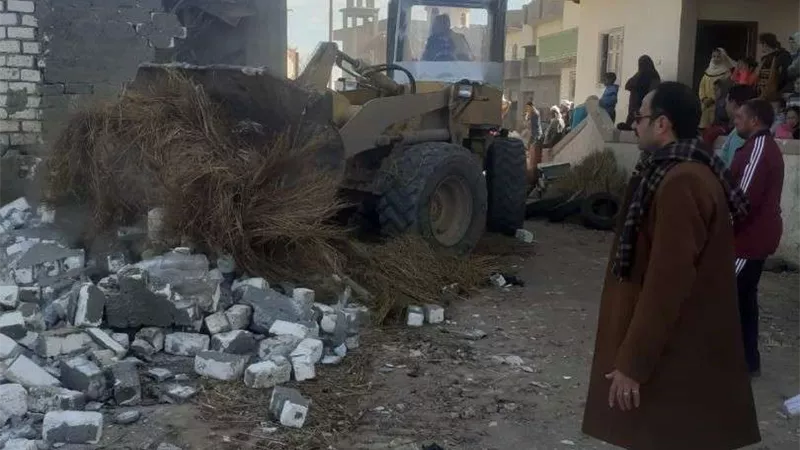 إزالة 7 تعديات علي مساحة 1400 متر بمركز حوش عيسى في البحيرة
