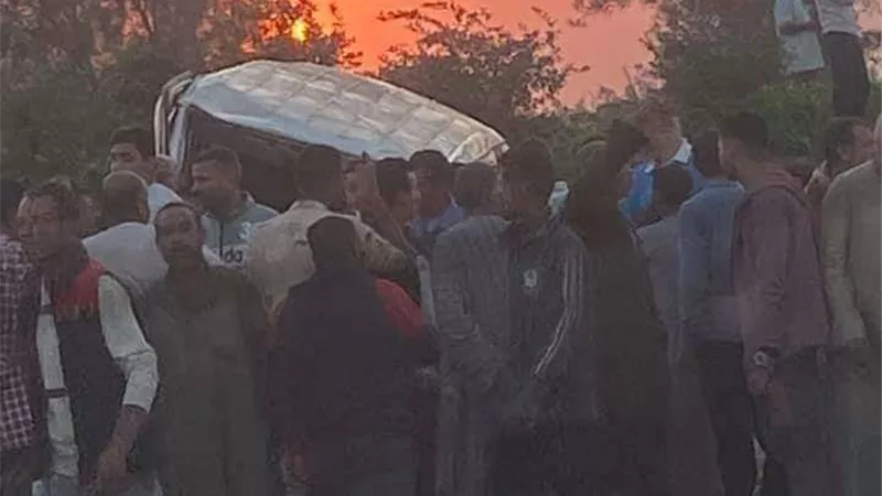 ارتفاع مصابي حادث انقلاب سيارة ميكروباص بالطريق الصحراوي بـ حلوان.. 