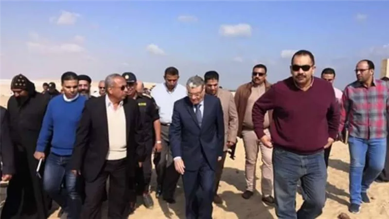محافظ المنيا ومدير الأمن يتفقدان حادث ملوي الصحراوي