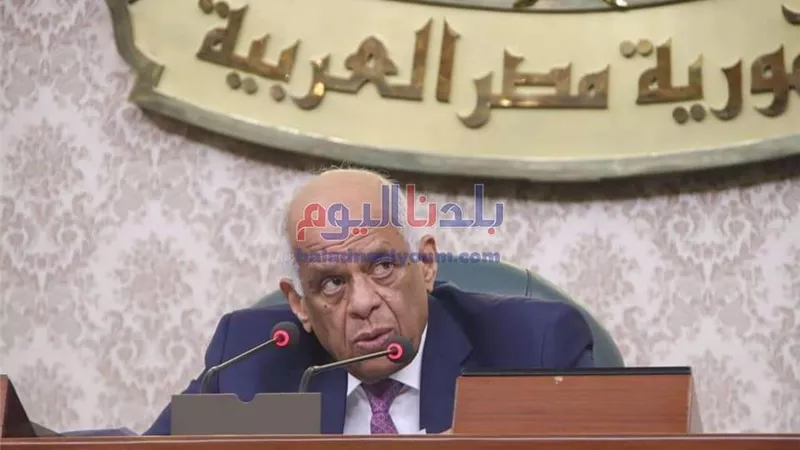 بعد وفاه والده.. البرلمان يهدي درعًا لنجل النائب أحمد شرموخ