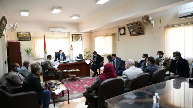 اجتماع موسع لنائب محافظ قنا لمتابعة ملف تقنين أملاك الدولة بفرشوط