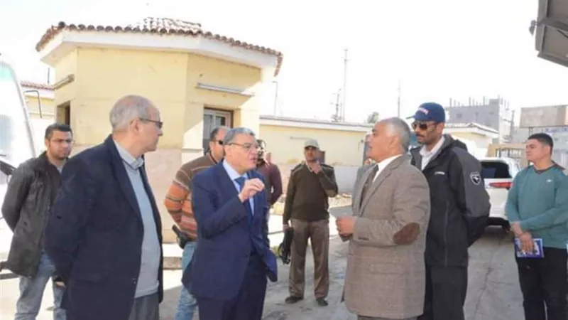 محافظ المنيا يتابع آلية العمل داخل مشروع النقل الجماعي