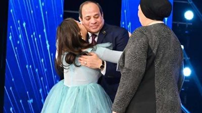 السيسي يكرم عددا من ذوي الاحتياجات في احتفالية 