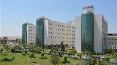 المركز الطبي العالمي يستضيف خبيرًا في جراحة العيون