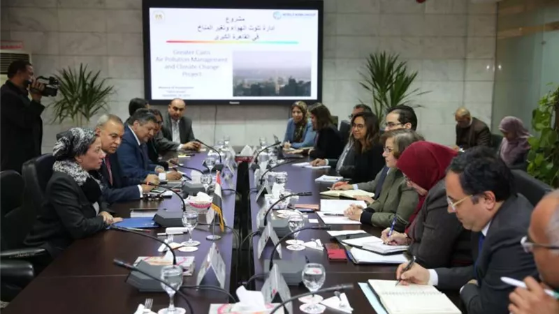 محافظ القليوبية يشارك باجتماع وزيرة البيئة مع بعثة البنك الدولي لمواجهة تلوث الهواء