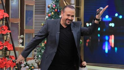 هشام عباس يكشف أسباب عمله في ورشة سيارات قبل تخرجه في كلية الهندسة