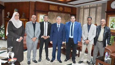 محافظ المنيا يستعرض إنجازات مبادرة نور حياة مع وفد 