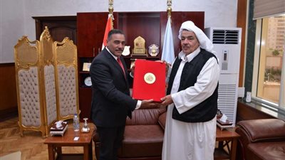 محافظ مطروح يكرم اثنين من العمد لجهودهم في إنهاء خصومة ثأرية بمحافظة أسيوط