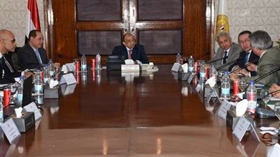 جلسة حوار للتنمية المحلية لإعداد اللائحة التنفيذية الخاصة بقانون المحال العامة