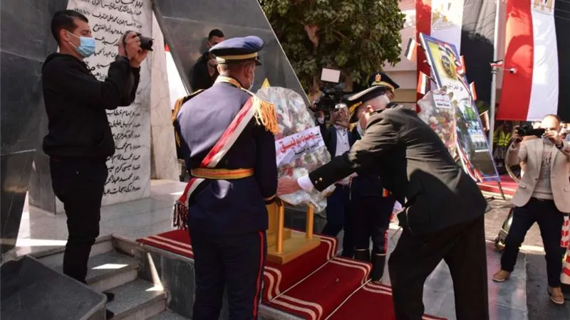 محافظ أسيوط القيادات الأمنية في وضع إكليل من الزهور على النصب التذكاري لشهداء الشرطة