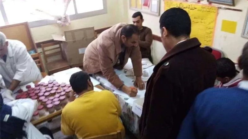 سحب عينات عشوائية لـ 480 عاملًا وموظفًا بالإدارات التعليمية بشبرا الخيمة وكفر شكر