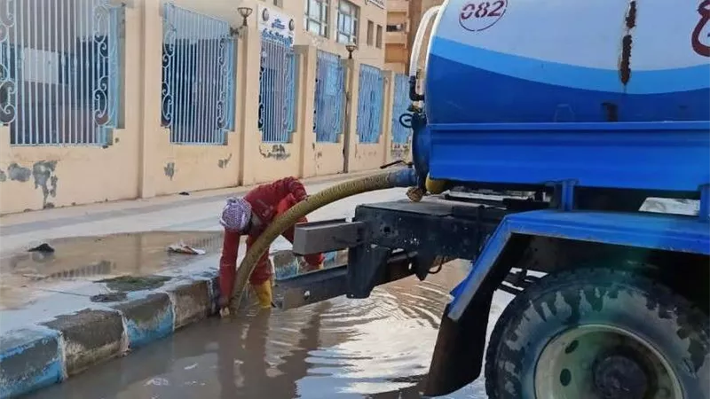محاف مطروح يتابع جهود مجالس المدن في إزالة تراكمات مياه الأمطار